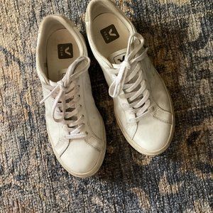 Veja Esplar Stitched Logo Leather Low-Top Sneakers